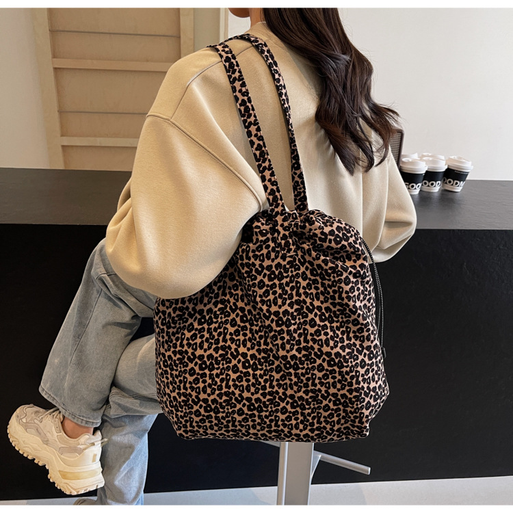 简约豹纹束口斜挎水桶包2025新款时尚休闲单肩包轻便大容量女包