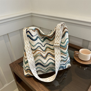 通勤大容量松弛感包包女2025新款斜挎水桶包宽带单肩针织包帆布包
