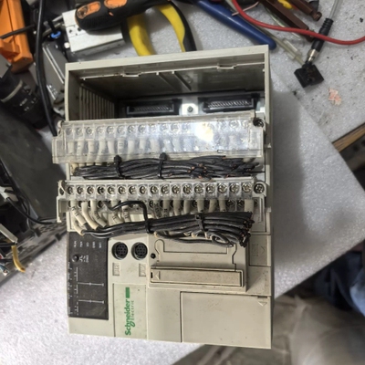 施耐德SchneiderPLC模组一组，型号：TSX3721 ~议价