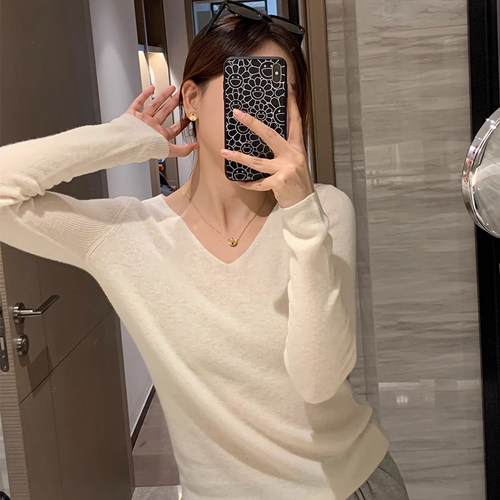 白色v领修身毛衣针织打底衫女
