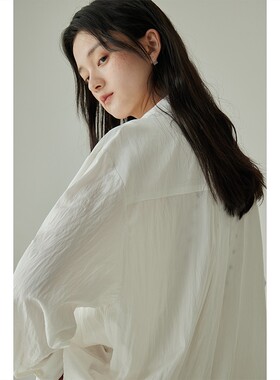 娅可家白色上衣女设计感小众春秋新款宽松翻领休闲褶皱防晒衬衫女