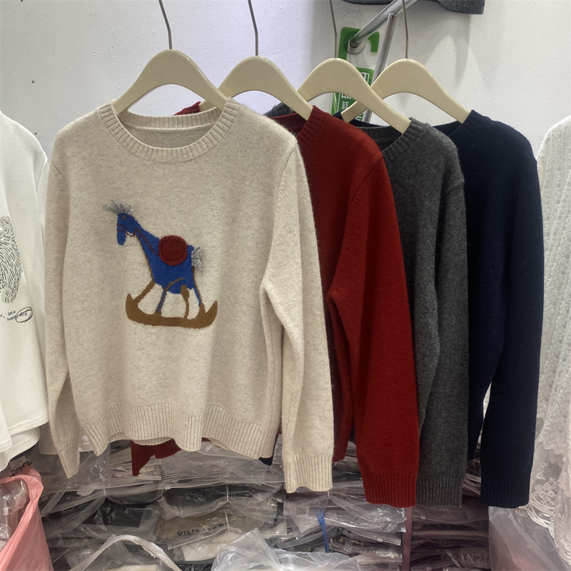 韩版2025冬款圆领卡通小马针织衫