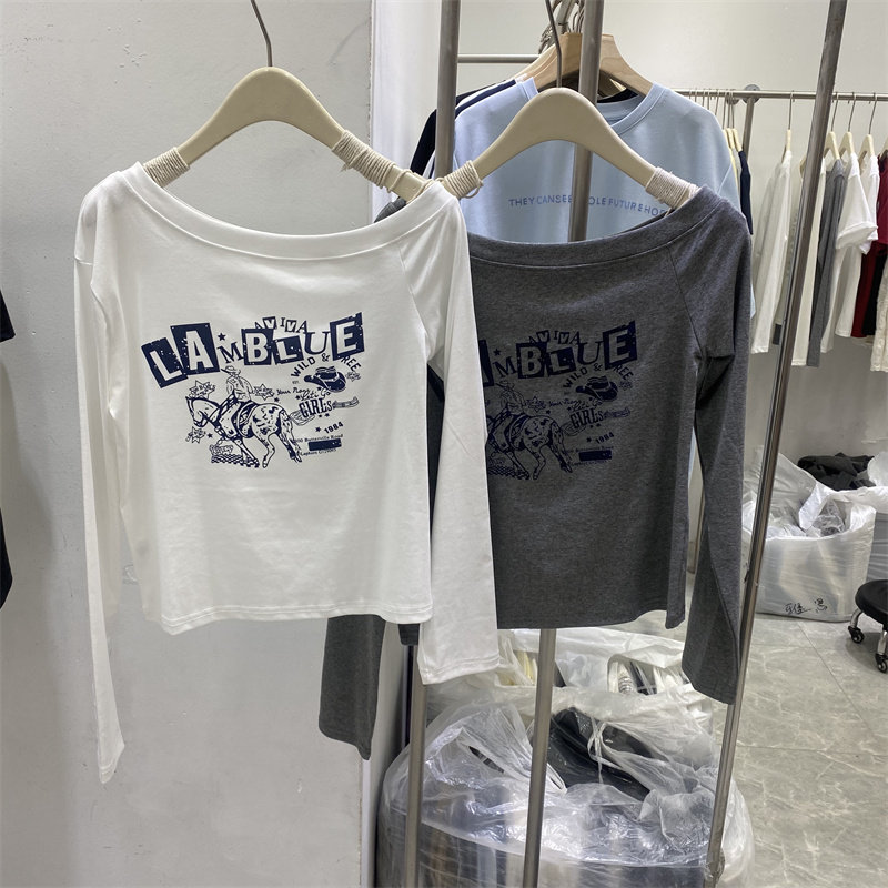 美式2026春款字母印花长袖T恤女不对称一字肩新款修身显瘦上衣潮