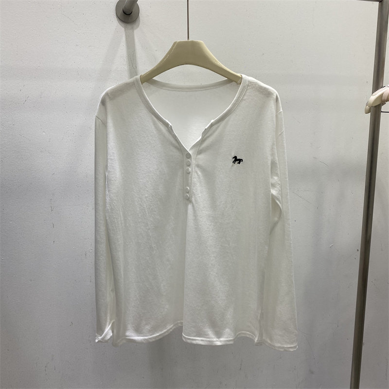 欧货2026春款设计感V领纽扣小马刺绣长袖T恤女修身显瘦打底衫上衣