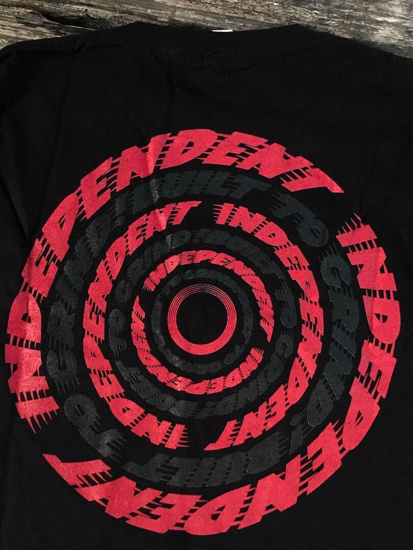 독립 빨간색과 검은색 글자 어두운 고딕 유럽과 미국의 복고풍 검은색과 분홍색 긴팔 티셔츠