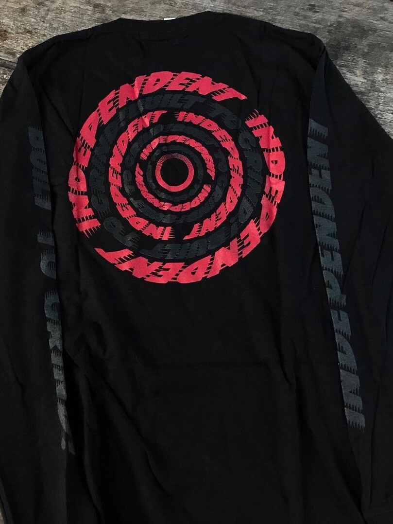 독립 빨간색과 검은색 글자 어두운 고딕 유럽과 미국의 복고풍 검은색과 분홍색 긴팔 티셔츠