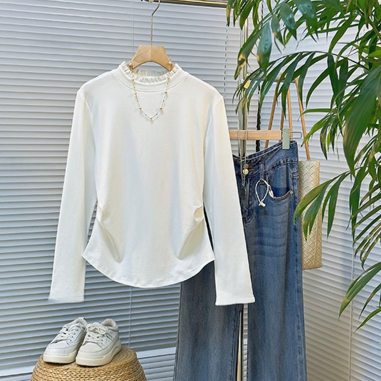 2025秋冬新款白色蕾丝拼接爆款打底T恤女士时尚百搭外穿内搭上衣