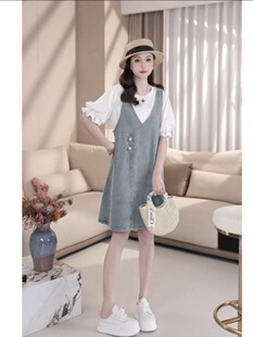 港风新中式花朵扣牛仔背带裙女2024新款休闲宽松小个子减龄连衣裙
