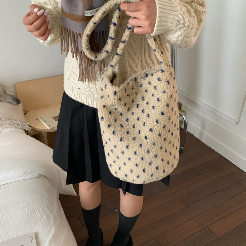 小众休闲波点羊羔毛洋气水桶包