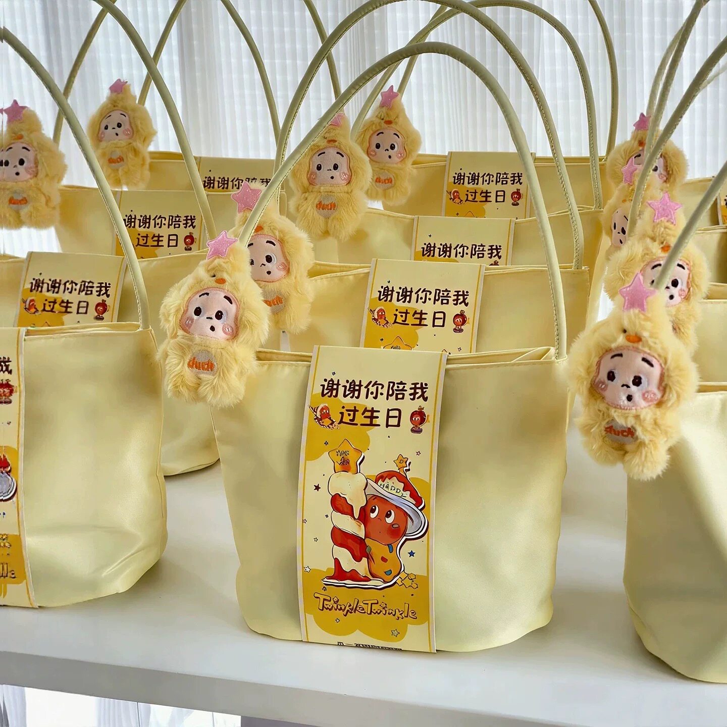 六一儿童节幼儿园礼物周岁生日伴手礼实用大容量宝宝宴回礼袋礼盒