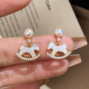 会发光!马年炫光贝母小马耳环女2026新款优雅气质生肖马耳饰耳钉