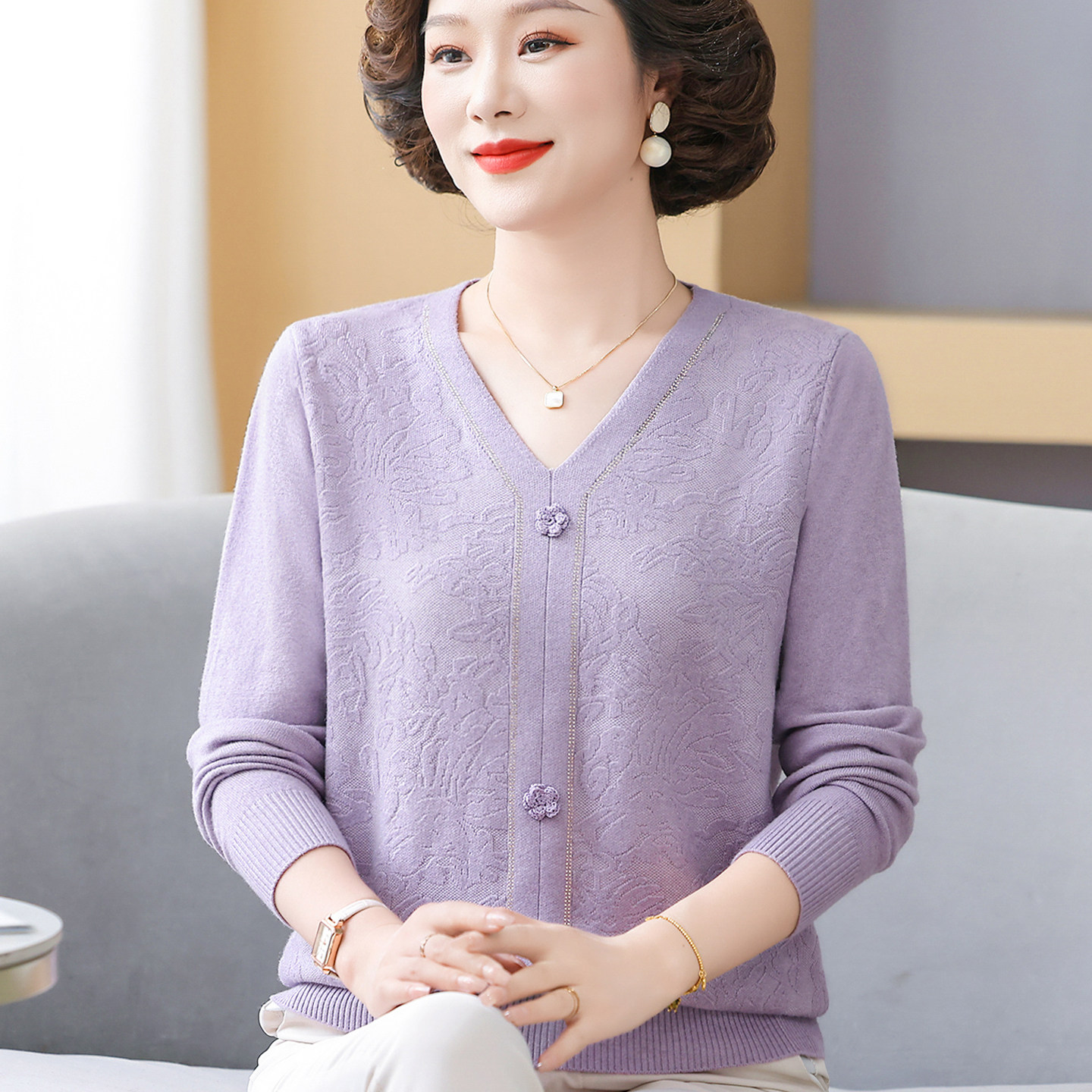 妈妈秋装洋气针织衫V领新款上衣中老年春秋打底衫宽松内搭毛衣薄