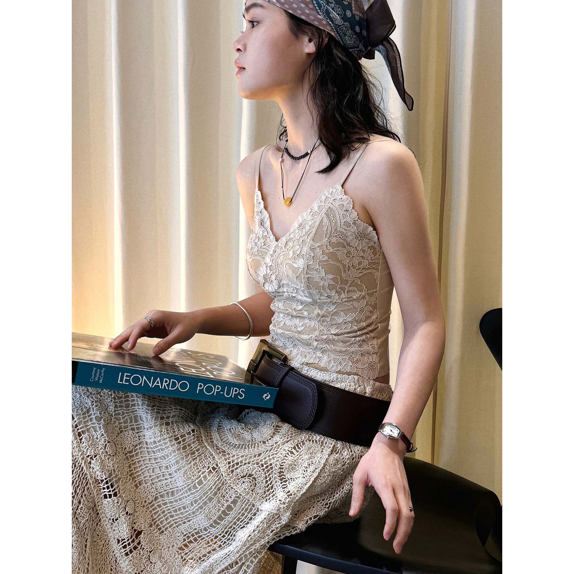卢浮春夏新款法式气质V领蕾丝三角杯带胸垫吊带时髦显瘦上衣女