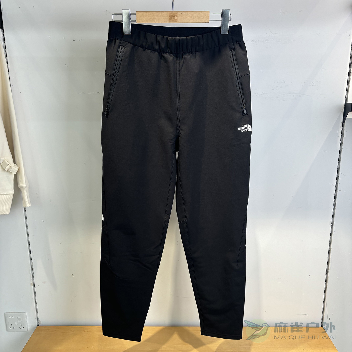 北面女子户外徒步旅行防风软壳裤