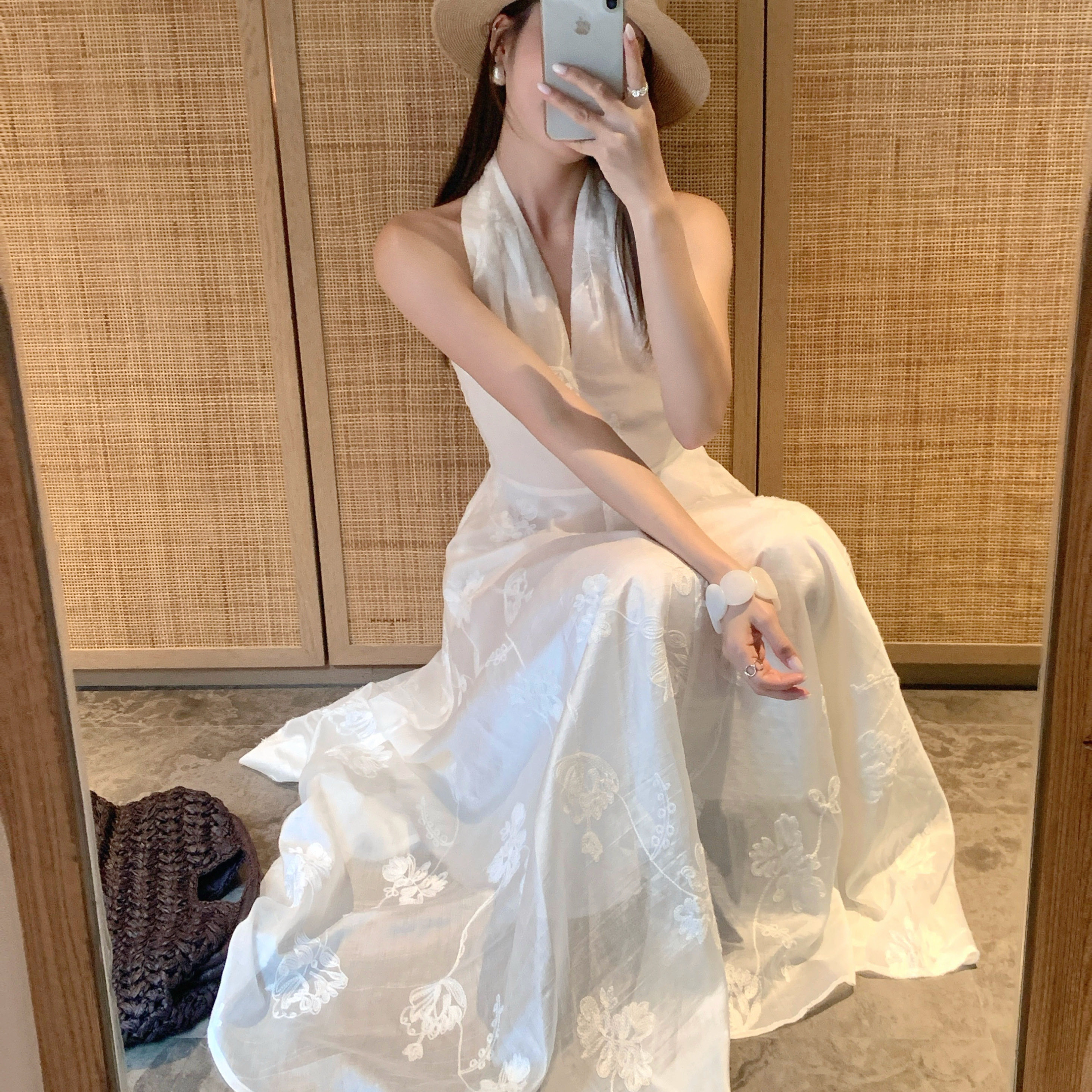 度假风V领蕾丝挂脖连衣裙女2026年新款白色无袖A型长裙显瘦