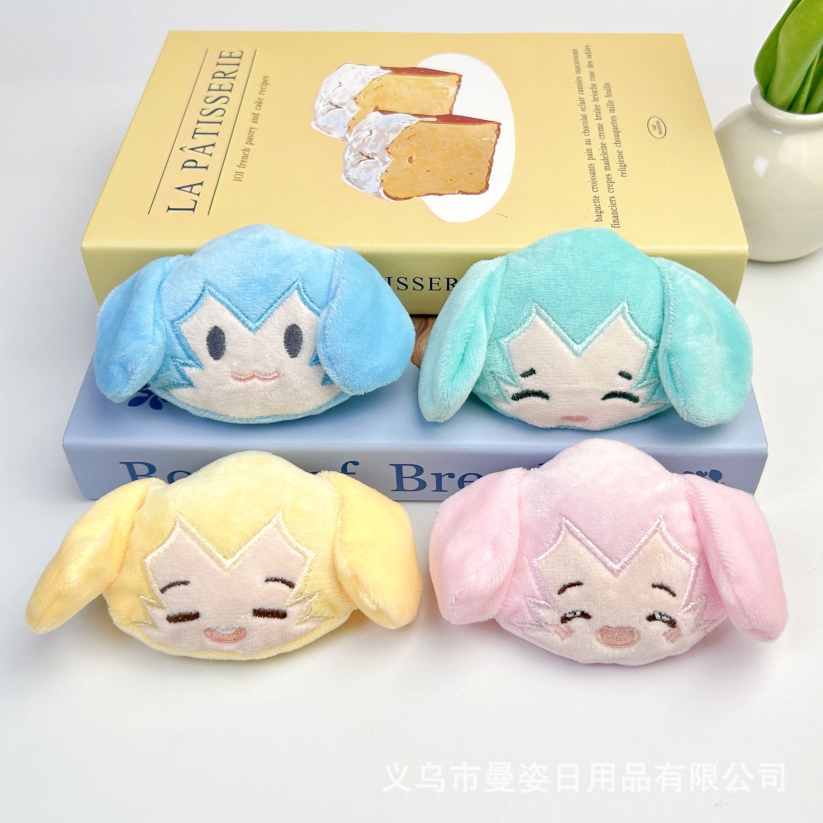 初音未来吱吱叫毛绒挂件少女表情头胸针鞋帽服饰发饰配件娃娃