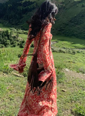 韦小小「赤藤秘境」复古V领收腰修身显瘦包臀红色碎花长款连衣裙