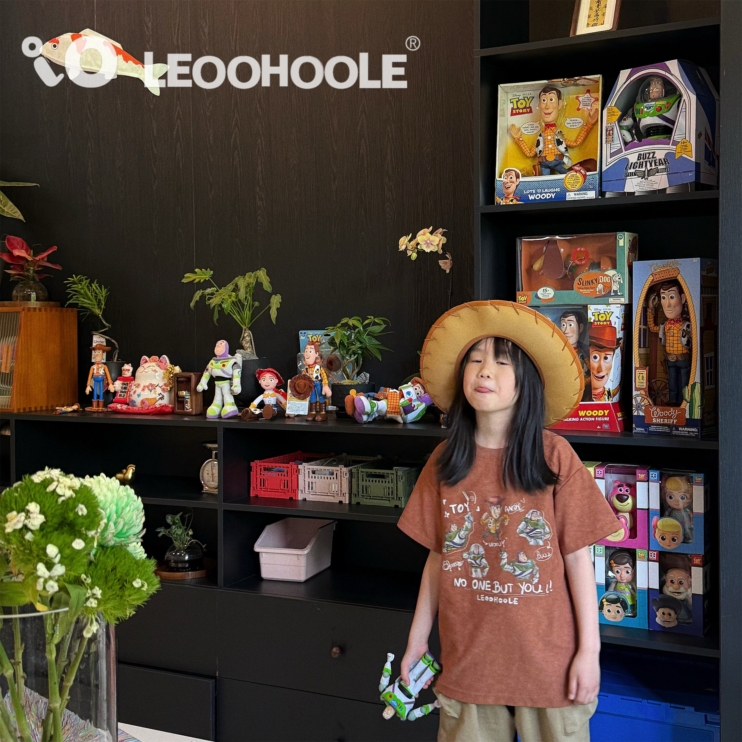 LEOOHOOLE | 哦哦乐 巴斯和他的胡迪白沫直喷印花做旧短袖T恤图片