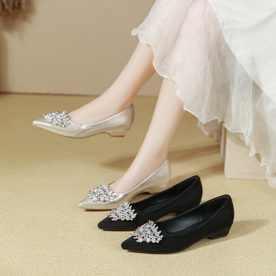 2026春节新款婚鞋时尚水钻尖头浅口单鞋女粗跟软皮不累脚伴娘鞋