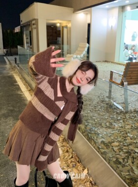 CROWCAIM仿貂绒V领条纹针织