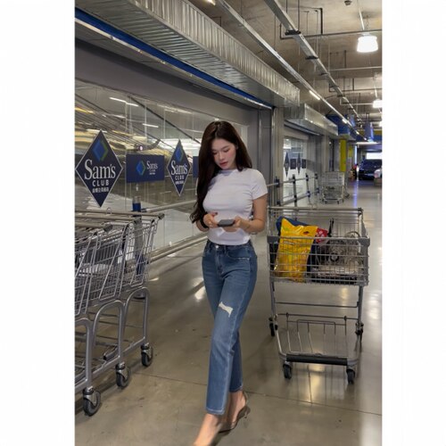 陈椿儿 破洞直筒牛仔裤女