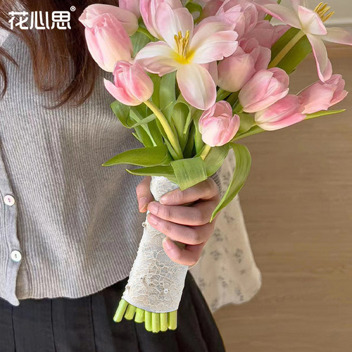 轻奢珍珠蕾丝丝带新娘手捧花鲜花