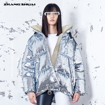 张帅系扣羽绒服明星同银色亮片