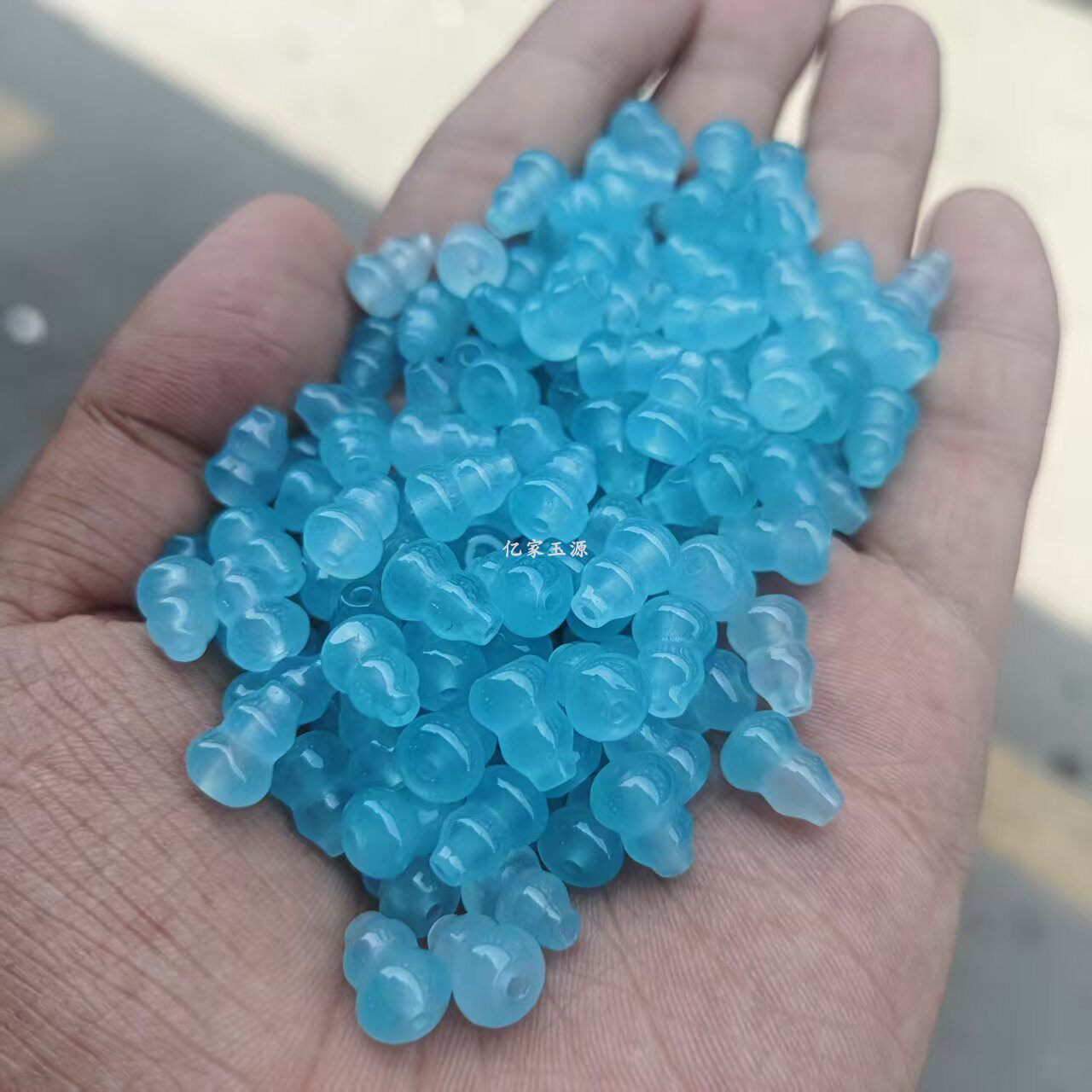 海蓝宝通孔葫芦玉石散珠淡蓝色石英岩玉立体葫芦手链项链饰品配件图片