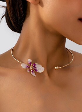 A Simple and Elegant Women's Choker with a Colorful Flower D