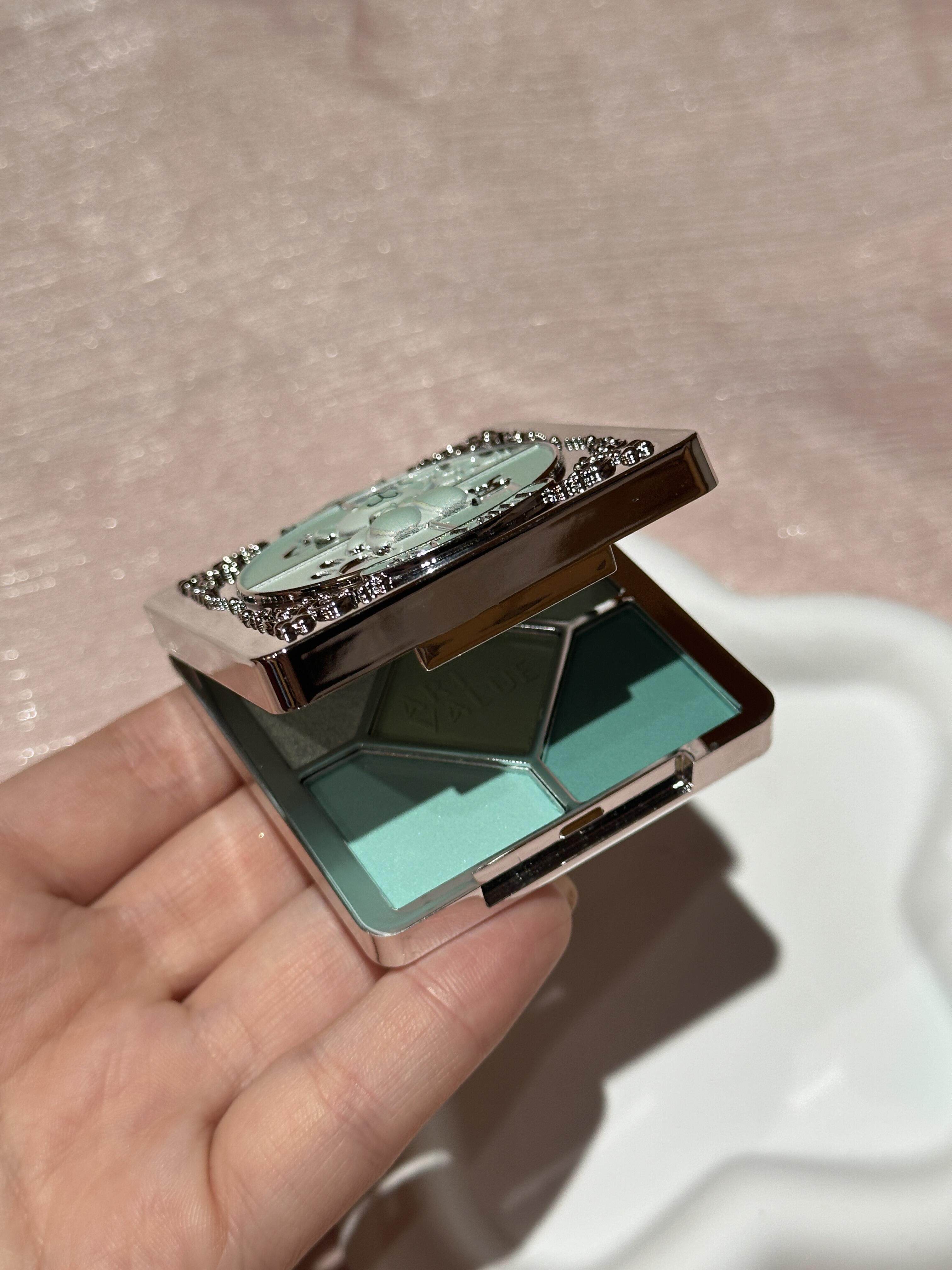 我靠~好美啊!眼影盘梦幻小熊物色眼影盘清透薄荷低饱和哑光细闪
