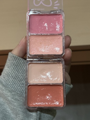 不愧是海马体化妆师安利的腮红！水光感这一块…..我要被嫩晕了！