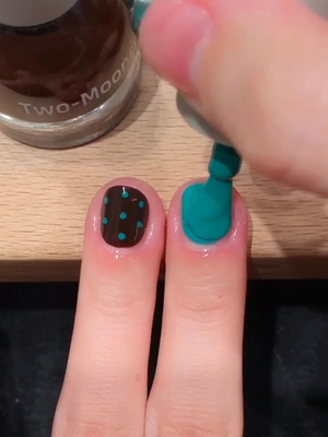 秋冬ins湖绿波点美甲 好显白特别袜！Two-moos指甲油免烤水性美甲