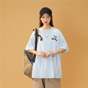 1404-2-T072-P35夏装新品女2023新款创意字母印花宽松T恤圆领落肩图片