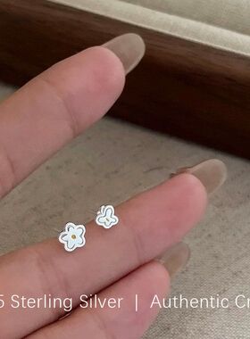 S925纯银不对称小花朵蝴蝶耳钉奶油风甜美清新养耳洞小巧设计耳饰