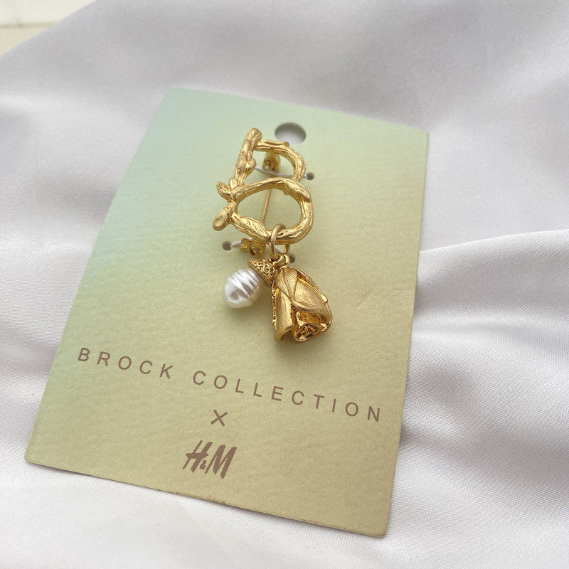 青岛饰品欧美外贸小众百搭hm字母复古玫瑰花温金学生女胸针别针