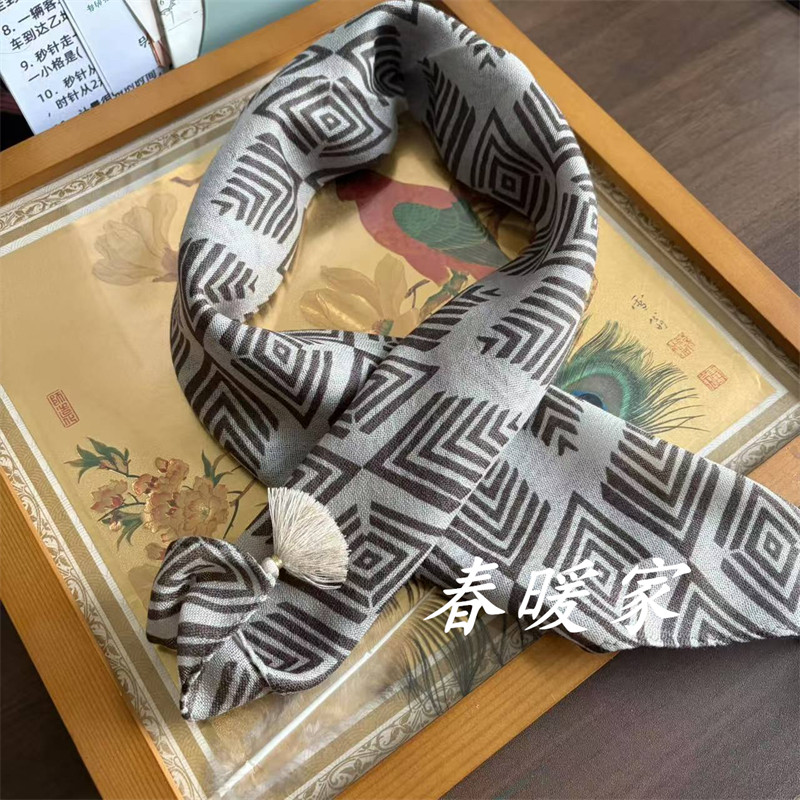 万物皆可搭~~能给一身衣服平添好气质！精细绵羊毛三角巾围巾方巾