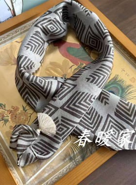 万物皆可搭~~能给一身衣服平添好气质！精细绵羊毛三角巾围巾方巾