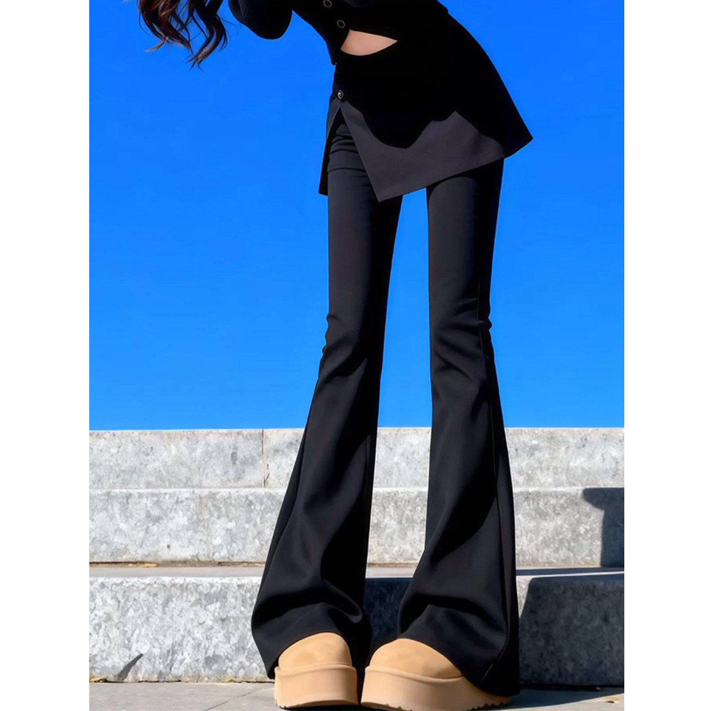 黑色屁帘一体微喇裤女春秋新款假两件休闲马蹄裤今年流行喇叭裤子