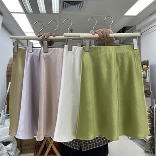 牛油果绿醋酸缎面A字短裙女2026夏季新款时尚气质显瘦包臀半身裙