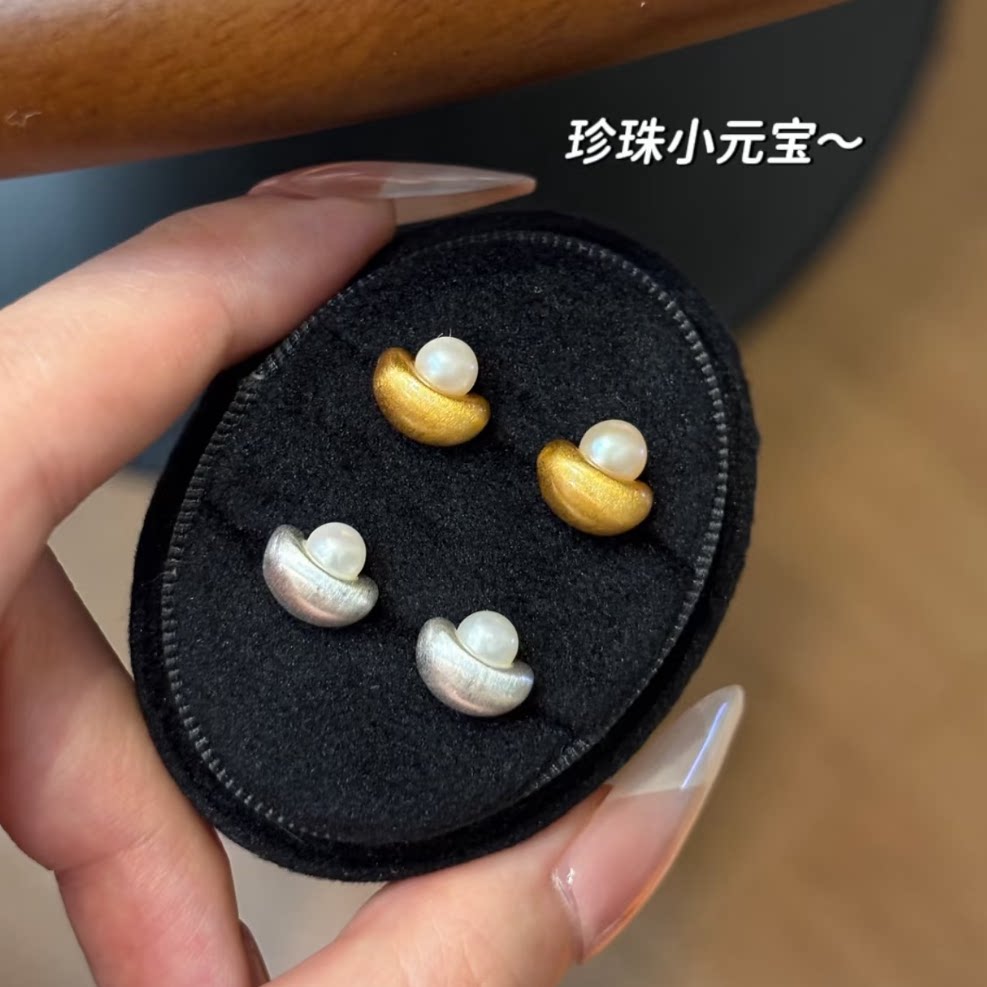 拉丝元宝淡水珍珠迷你耳钉女小众设计感耳环2026新款巨好看耳饰