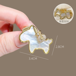 马上有钱2026年新款小马驹背钱袋子胸针简约卡通百搭生肖别针配饰