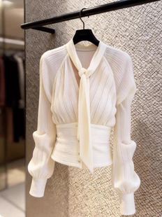 V领褶皱宫廷风收腰上衣