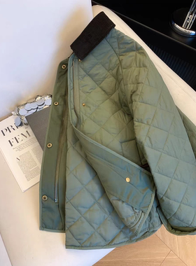 军绿色翻领菱格棉服