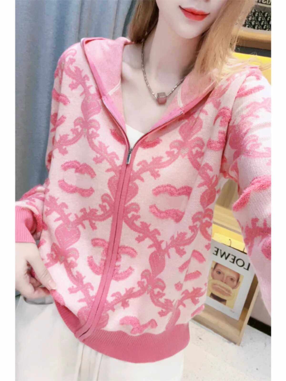 时尚潮流个性2024春季羊毛连帽字母浮雕设计感小众针织开衫女外套,女装/女士精品,毛针织衫,淘宝优惠券,粉丝福利购,淘宝优惠卷