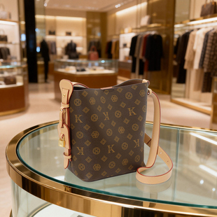 2026新款时尚百搭单肩包高级感通勤腋下洋气手提包复古老花水桶包