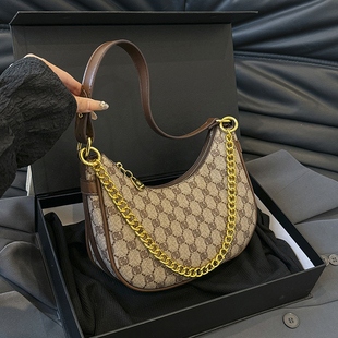 2025新款今年流行复古老花链条拼色牛角包百搭单肩斜挎中古腋下包