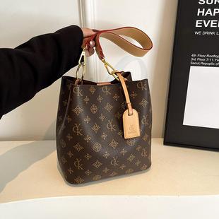 轻奢复古水桶包女2025新款大容量高级感通勤子母包单肩斜挎腋下包