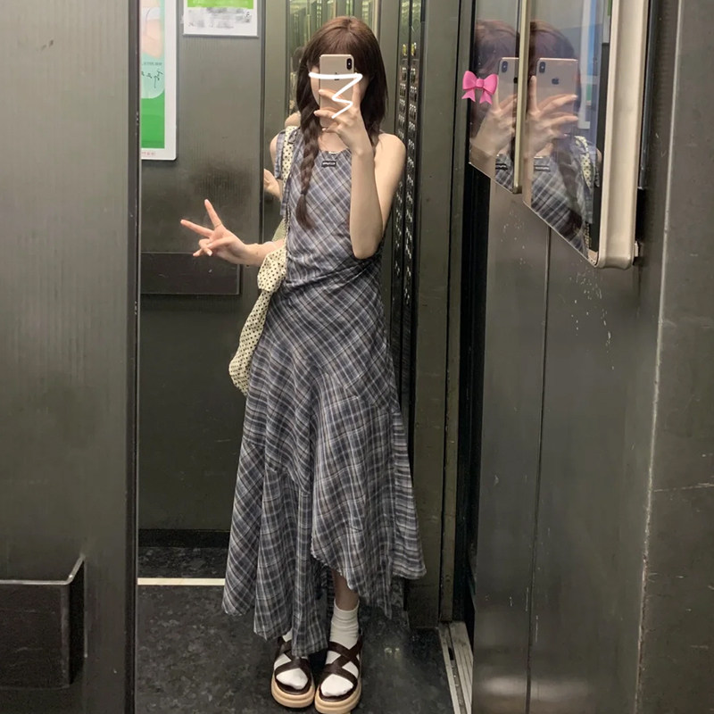 2026新款韩系复古格纹无袖连衣裙子女夏季设计感不规则度假风长裙