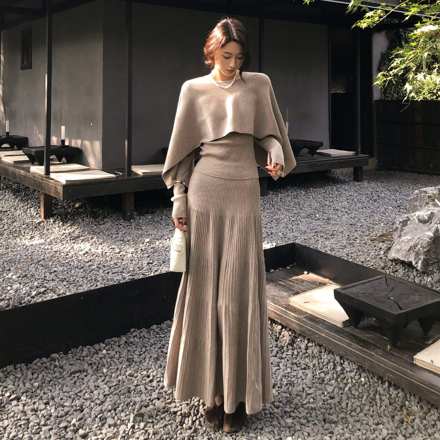 法式高级感斗篷披肩针织连衣裙子女冬季2026年新款巨好看收腰长裙