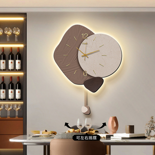 现代轻奢餐厅挂钟静音发光摇摆创意时钟壁灯时尚 家用客厅挂墙钟表